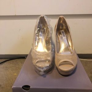 Jennifer Lopez STARRLTNUDE Pumps